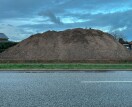 Foto: ungesicherte, große Menge von Erdaushub  > 100m³ 